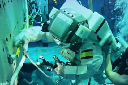 La pisada de Armstrong está dibujada en el fondo del agua. 