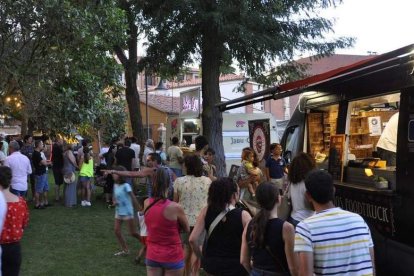 El público disfrutando de las food tracks en otras ediciones. DL