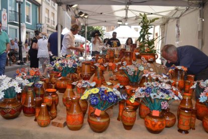 Uno de los puestos de la Feria de Alfarería de La Bañeza.