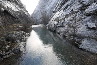 Las posibilidades que ofrece la zona son fantásticas. La Cueva de Valporquero es el eje central de la propuesta. Pero hay otra suerte de posibilidades que se antojan de forma igualmente interesante muy atractivas para el turista. Las ferias,  como en la imagen superior o las opciones de escalada  son ejes fantásticos para convertir el reclamo de la  Reserva de la Biosfera en un punto de encuentro de  familiares y vecinos de las localidades aledañas y de las provincias limítrofes por extensión.