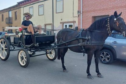 Un habitante paseando por las calles del pueblo en carruaj