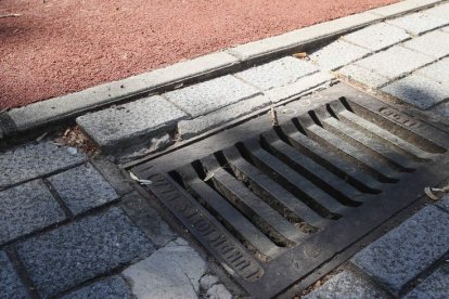 Desperfecto justo al costado de la zona de juegos.