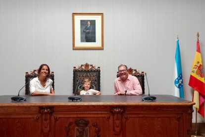 Paula Fernández, el pequeño Martín Ovalle y Javier Ovalle, en el Ayuntamiento de Silleda.