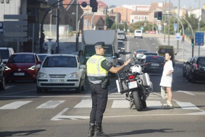 La Policía Local dirige el tráfico. ANGELÓPEZ