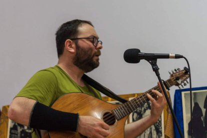 Rodrigo Martínez puso la música en directo. DL