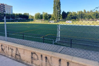 El vallado del recinto deportivo necesita una reparación urgente. DL