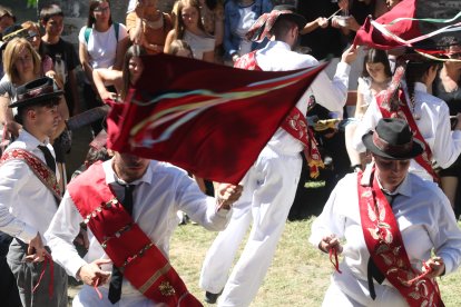 Las mejores imágenes de las danzas de Peranzanes y Chano en la Romería de Trascastro