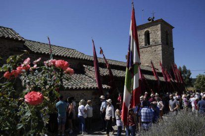 Los pendones a orillas del santuario de Pandorado. FERNANDO OTERO