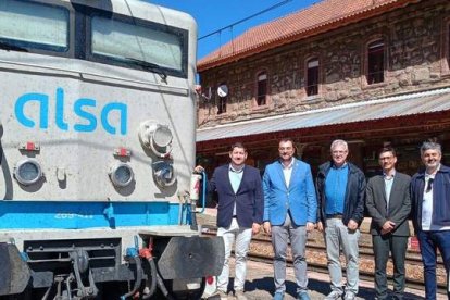 La comitiva de autoridades en el viaje entre Oviedo y Busdongo.