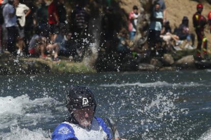 La competición en el Campeonato de Aguas Bravas que se está disputando en el Canal de Sabero-Alejico deja imágenes espectaculares.  ÁNGELÓPEZ