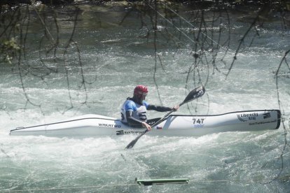 La competición en el Campeonato de Aguas Bravas que se está disputando en el Canal de Sabero-Alejico deja imágenes espectaculares.  ÁNGELÓPEZ