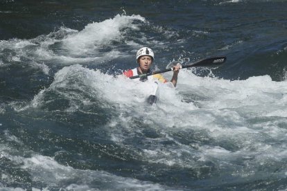 La competición en el Campeonato de Aguas Bravas que se está disputando en el Canal de Sabero-Alejico deja imágenes espectaculares.  ÁNGELÓPEZ