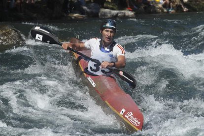 La competición en el Campeonato de Aguas Bravas que se está disputando en el Canal de Sabero-Alejico deja imágenes espectaculares.  ÁNGELÓPEZ