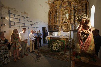 El consejero de Medio Ambiente durante la misa.
