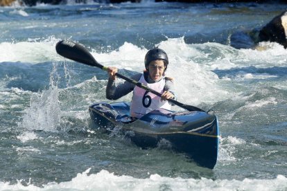 Guillermo Fidalgo y Raquel Carbajo se esforzaron al máximo en las aguas de Sabero-Alejico.  ANGELÓPEZ
