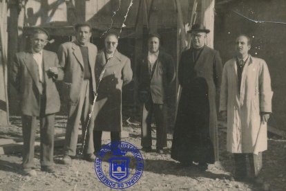 Los constructores Luis Fernández y su hijo Luis Fernández Matachana, el arquitecto municipal José Martínez Mirones, Argimiro Pardo, el padre Reyero y el aparejador municipal Tirso Rodríguez.