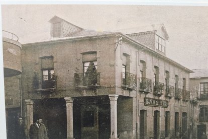 La primera vivienda que edificó la constructora de Luis Fernández, el edificio del antiguo Banco de Bilbao junto a la plaza del Ayuntamiento.