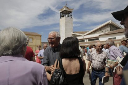 Castellanos dialoga con algunos vecinos.  FERNANDO OTERO
