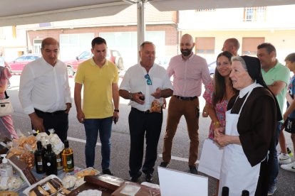 Las autoridades en la feria de Gradefes.