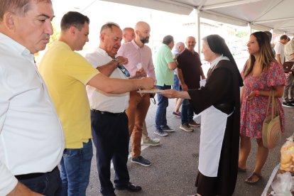 Las autoridades en la feria de Gradefes.