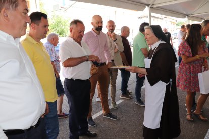 Las autoridades en la feria de Gradefes.