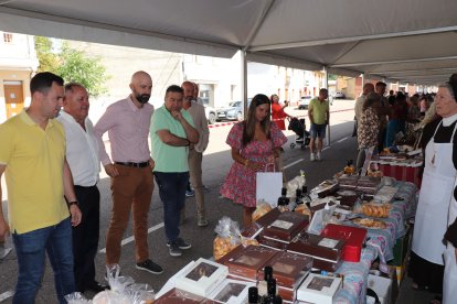 Las autoridades en la feria de Gradefes.