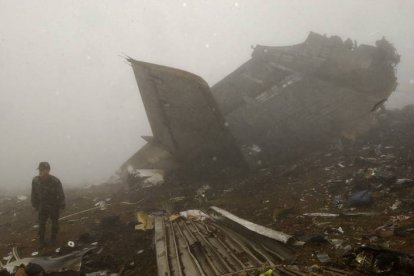 que ayer ocasionó la muerte de 62 militares españoles en las proximidades de la localidad de Trebisonda (Trabzon), en el nordeste de Turquía. EFE/CHEMA MOYA