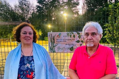 María Ángeles Reyero, autora del cartel y tesorera de la asociación cultural Padre Isla de Vidanes, con José Antonio LLamas. MARISA VALBUENA RODRÍGUEZ