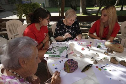 Residentes de la residencia Virgen del Camino junto a algunos voluntarios del campus.  FERNANDO OTERO