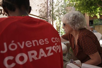 Residentes de la residencia Virgen del Camino junto a algunos voluntarios del campus.  FERNANDO OTERO