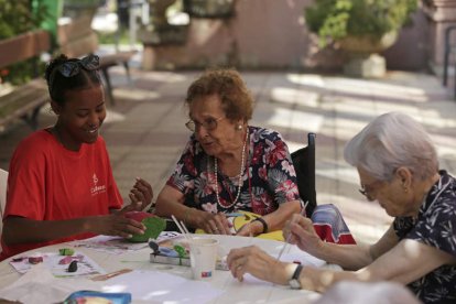 Residentes de la residencia Virgen del Camino junto a algunos voluntarios del campus.  FERNANDO OTERO