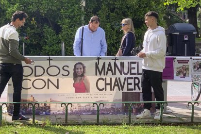 Imagen de archivo de amigos de Manuela Chavero concentrados ante la Audiencia de Badajoz para exigir prisión permanente revisable para el único acusado de la desaparición y muerte de esta vecina de Monesterio (Badajoz) EFE/ José Luis Real