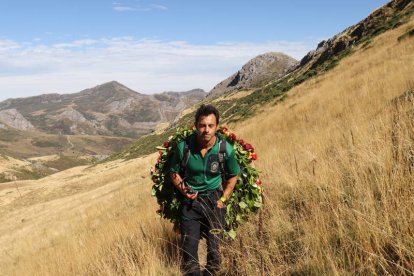 Enrique Ferrero trasporta una gran corona que llevó hasta al zona del accidente.
