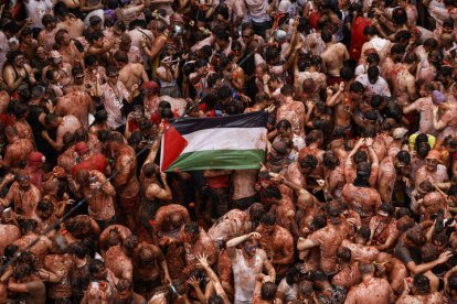 La localidad valenciana de Buñol celebra su mundialmente conocida Tomatina, una tradicional 