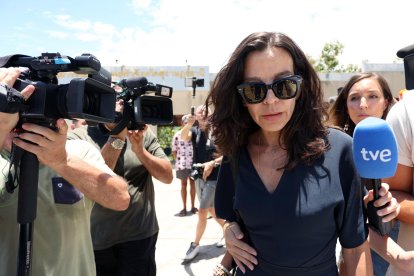 Silvia Bronchalo, madre de Daniel Sancho, a la salida del tribunal de Samui .
                      EFE/EPA/SITTHIPONG CHAROENJAI