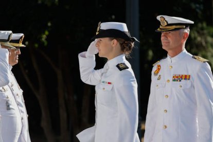 La princesa Leonor (d) junto a su profesor Eric German.  LAVANDEIRA JR