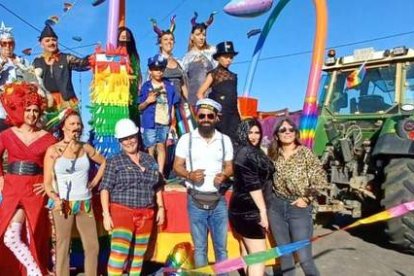 Imagen del desfile de carrozas y disfraces de la fiestas de Matadeón del año pasado. DL