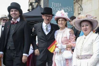 Un grupo de personas caracterizadas de la época modernista durante la feria del año pasado.