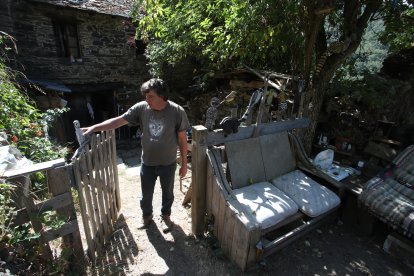 Miguel Rancaño, en la puerta de su casa.