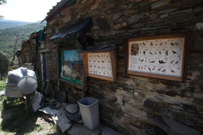 Casa en obras, con carteles sobre las especies de aves de la Reserva.