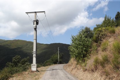 La electricidad llegó hace dos décadas a Palacios. No se pudo soterrar.
