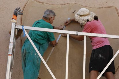 Eduardo Lavilla toma las medidas para el trazado geométrico con otro alumno.