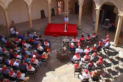 García y Tudanca, entre los asistentes al mitin de Grajal. J. CASARES