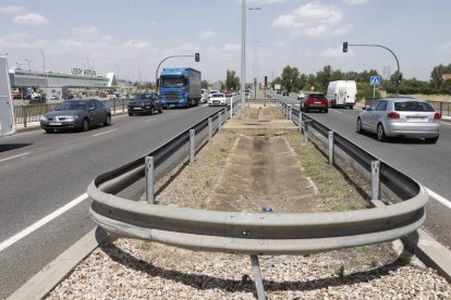Cruce de Trobajo, sin avances notables tras dos meses reales de obras. FERNANDO OTERO