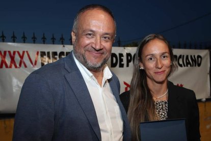 Imagen de familia de los premiados en la Fideber que se desarrolló de nuevo en Camponaraya, en una velada que volvió a ser un éxito de organización y participación. ANA F. BARREDO