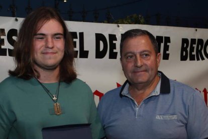 Imagen de familia de los premiados en la Fideber que se desarrolló de nuevo en Camponaraya, en una velada que volvió a ser un éxito de organización y participación. ANA F. BARREDO