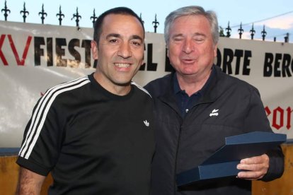 Imagen de familia de los premiados en la Fideber que se desarrolló de nuevo en Camponaraya, en una velada que volvió a ser un éxito de organización y participación. ANA F. BARREDO