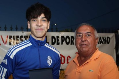 Imagen de familia de los premiados en la Fideber que se desarrolló de nuevo en Camponaraya, en una velada que volvió a ser un éxito de organización y participación. ANA F. BARREDO