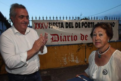 Imagen de familia de los premiados en la Fideber que se desarrolló de nuevo en Camponaraya, en una velada que volvió a ser un éxito de organización y participación. ANA F. BARREDO
