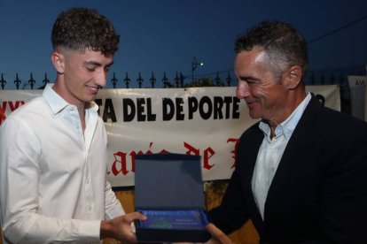 Imagen de familia de los premiados en la Fideber que se desarrolló de nuevo en Camponaraya, en una velada que volvió a ser un éxito de organización y participación. ANA F. BARREDO